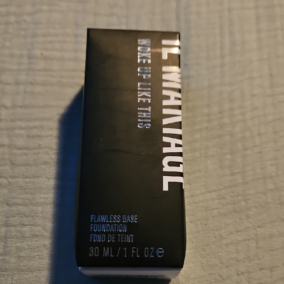 IL MAKIAGE Flawless Base Foundation - Black and White SHADE 120 - Picture 1 of 6